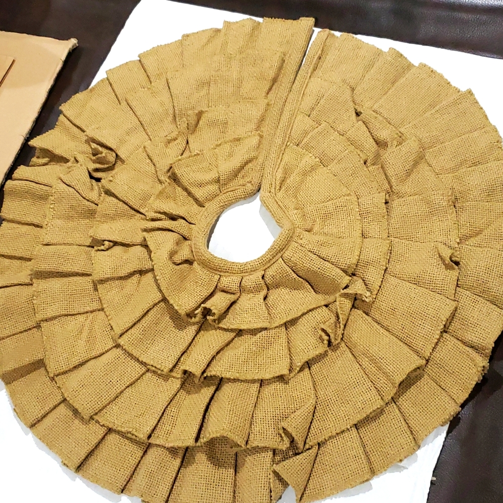 Nwt ruffled burlap tree skirt mini